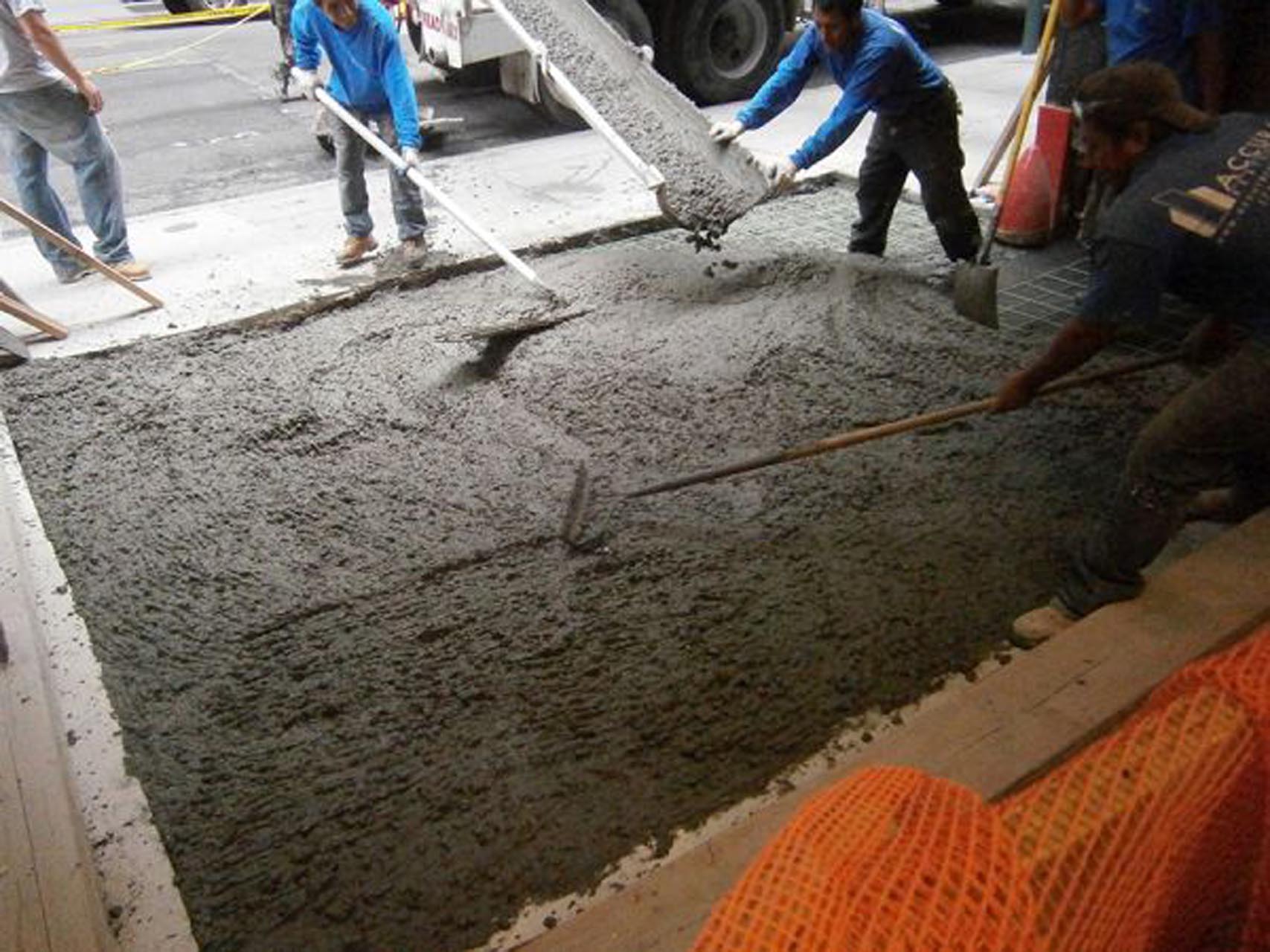 <p>Installation of the concrete wearing slab over the waterproofing membrane. The work was phased so the vehicle rental facility could operate without interruption.</p>
