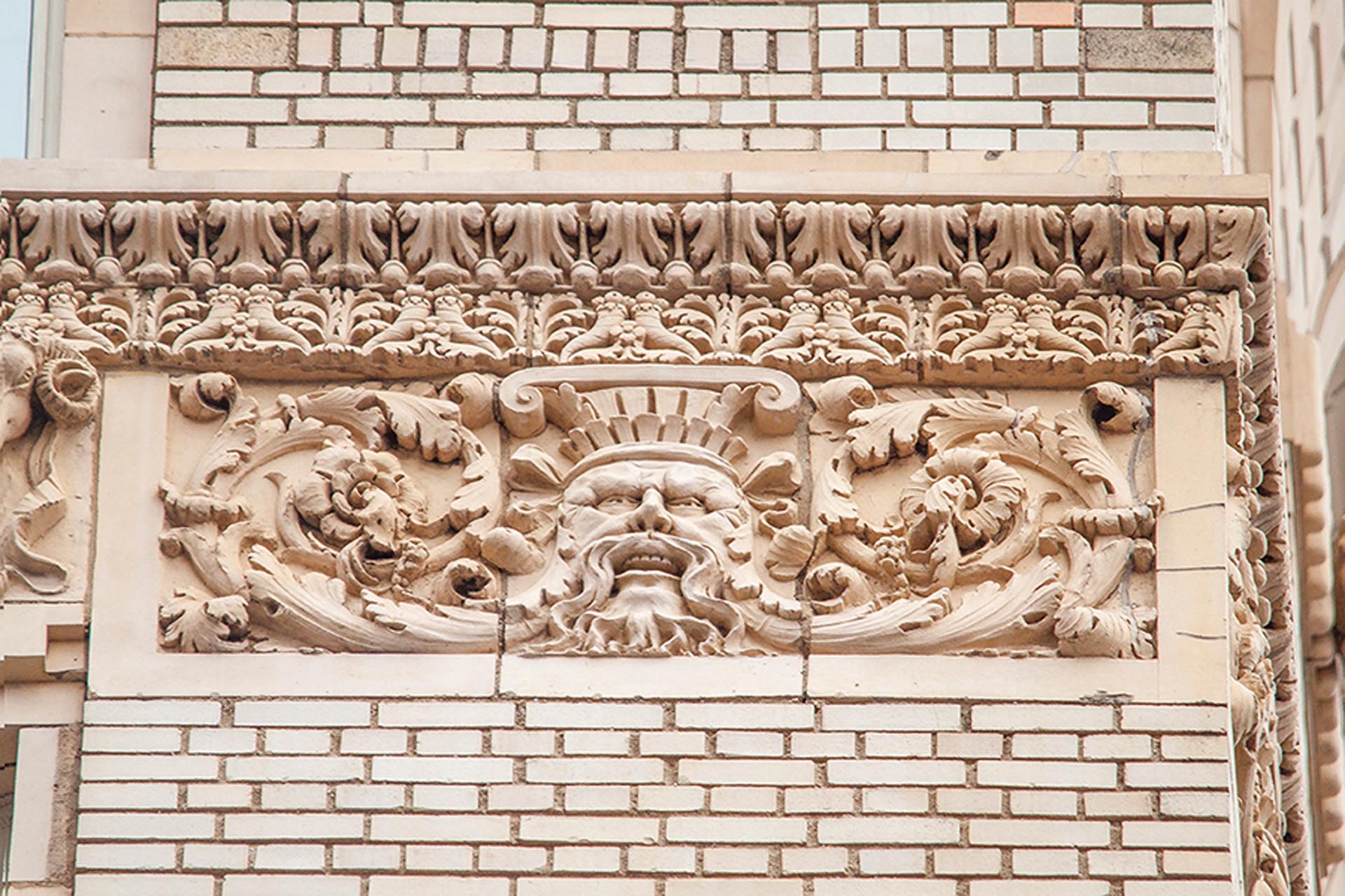 <p>A terra cotta frieze runs along the 1 lth floor of the facade.</p>

