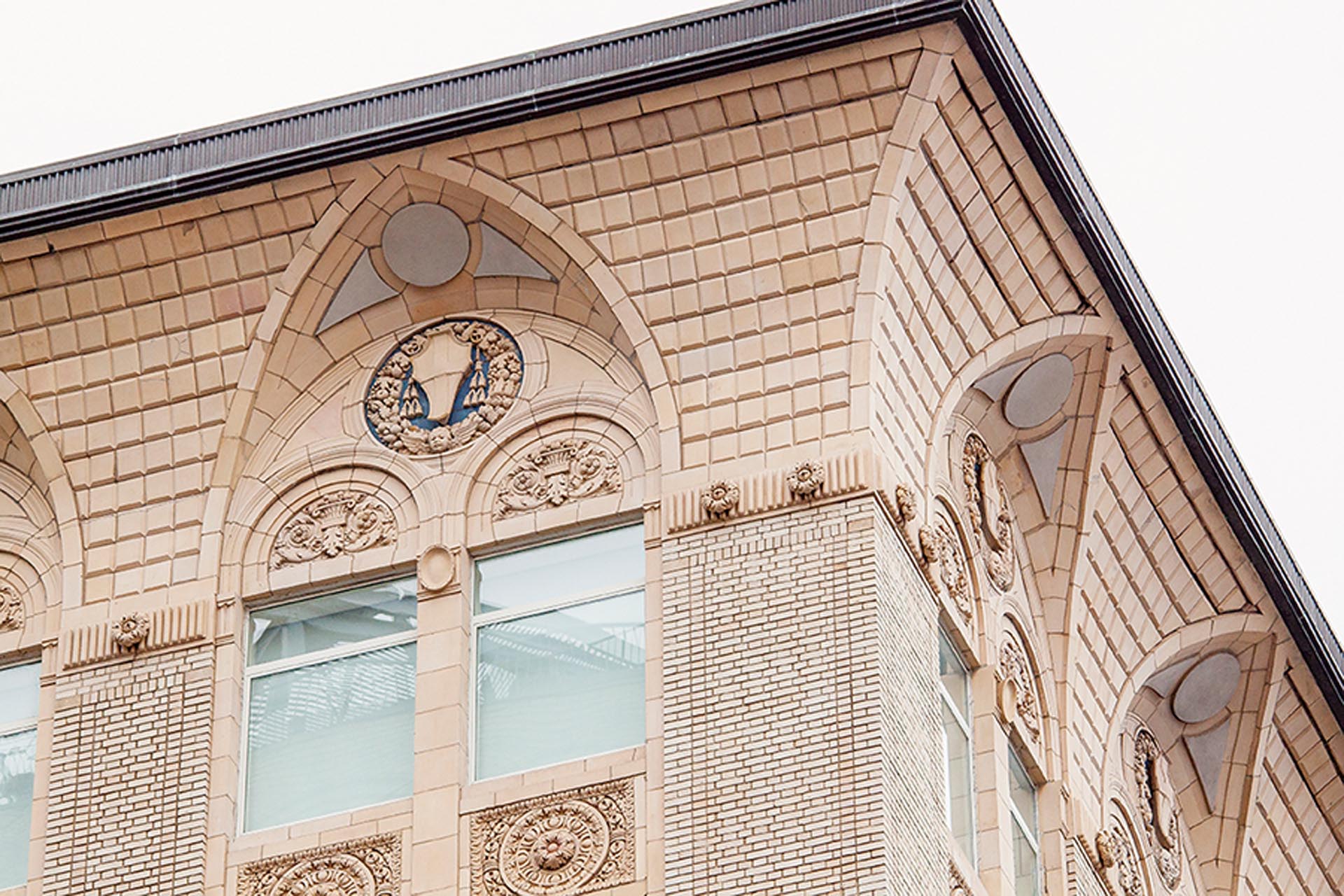 <p>Built in 1912 and converted to condominiums in 1997, the Chelsea Atelier is distinguished by a distinctive curved cornice that vaults out beyond the building line.</p>
