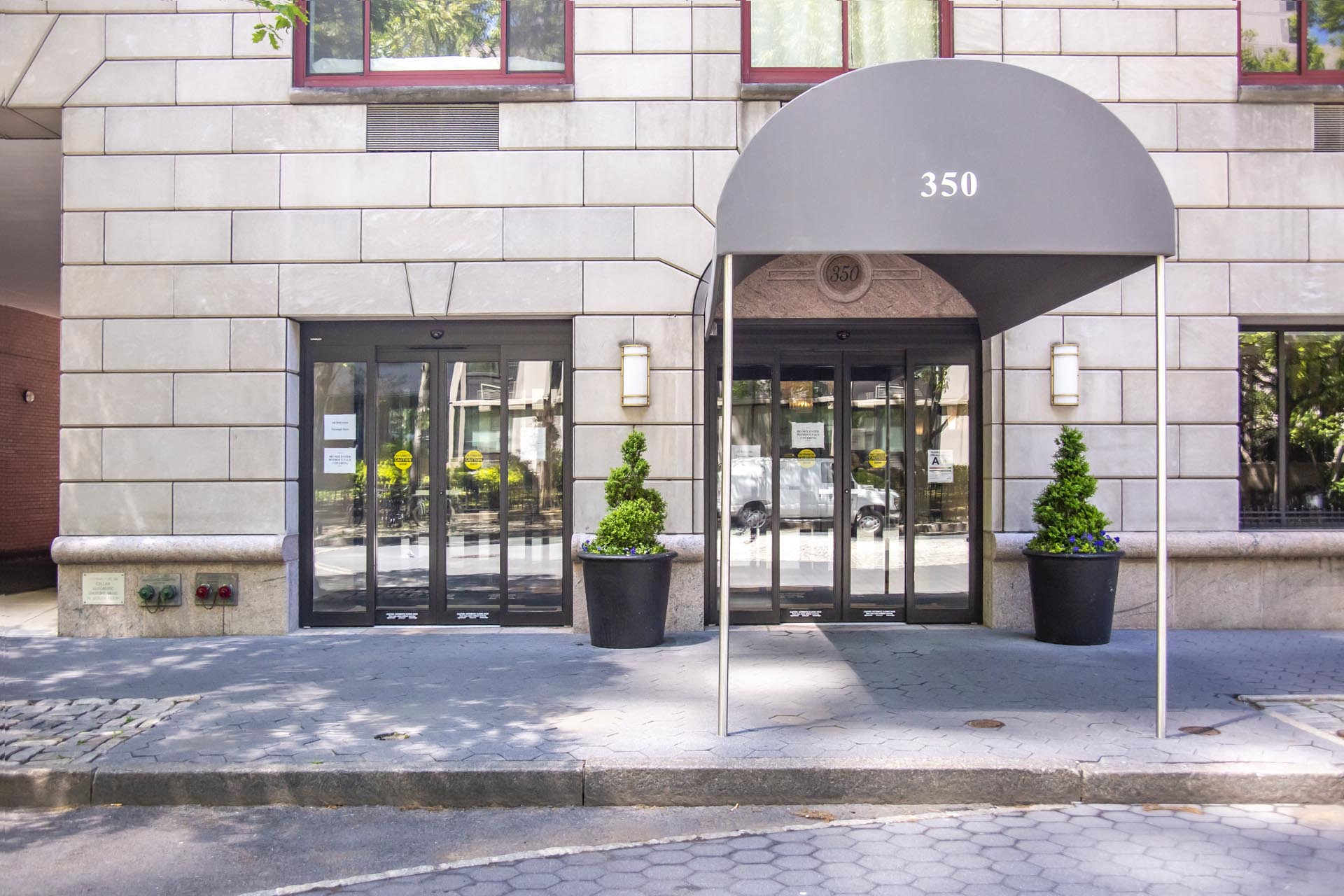 <p>Complete renovation of the existing lobby at 350 Albany Street, a luxury condominium in Battery Park City.</p>
