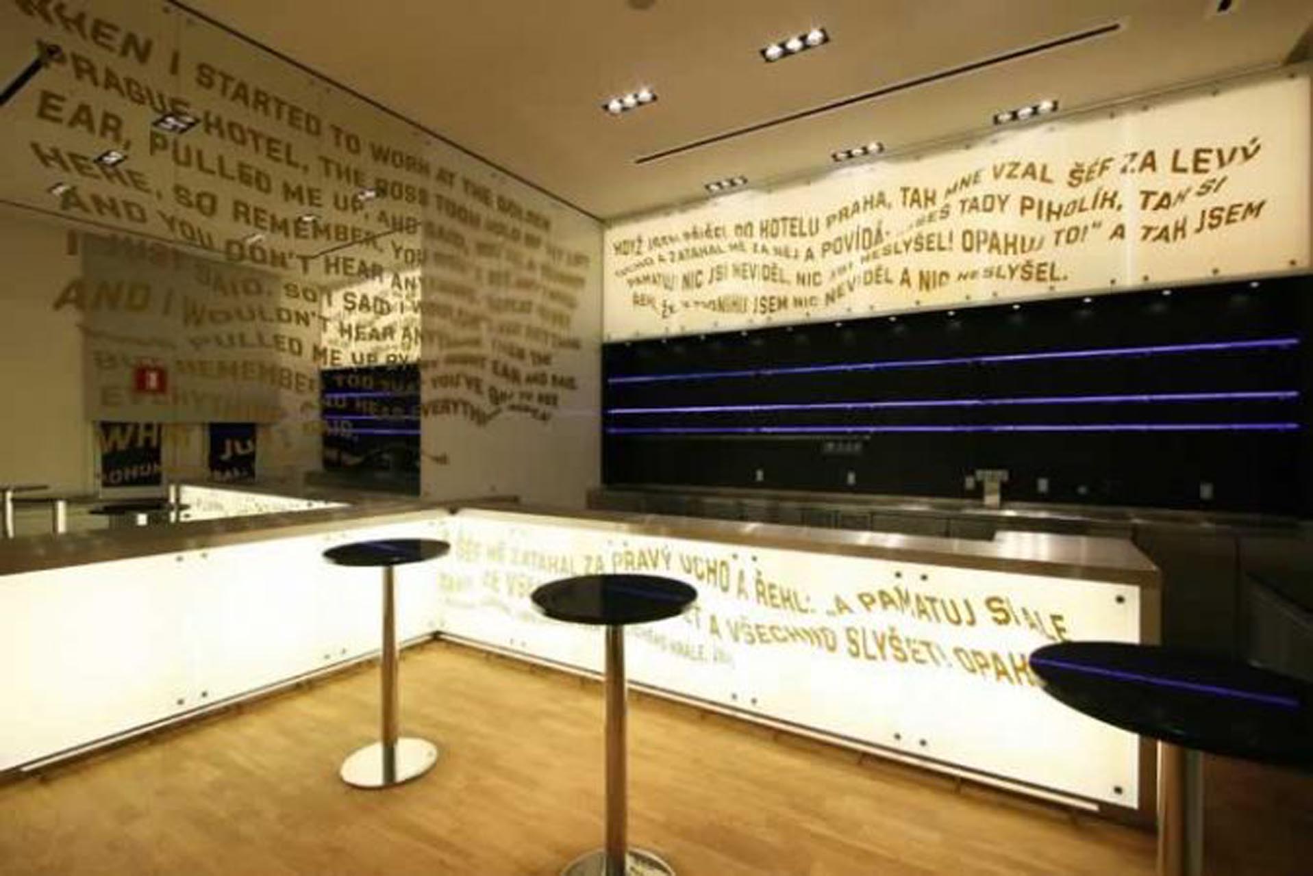 <p>The fourth-floor bar serves the Grand Ballroom.</p>
