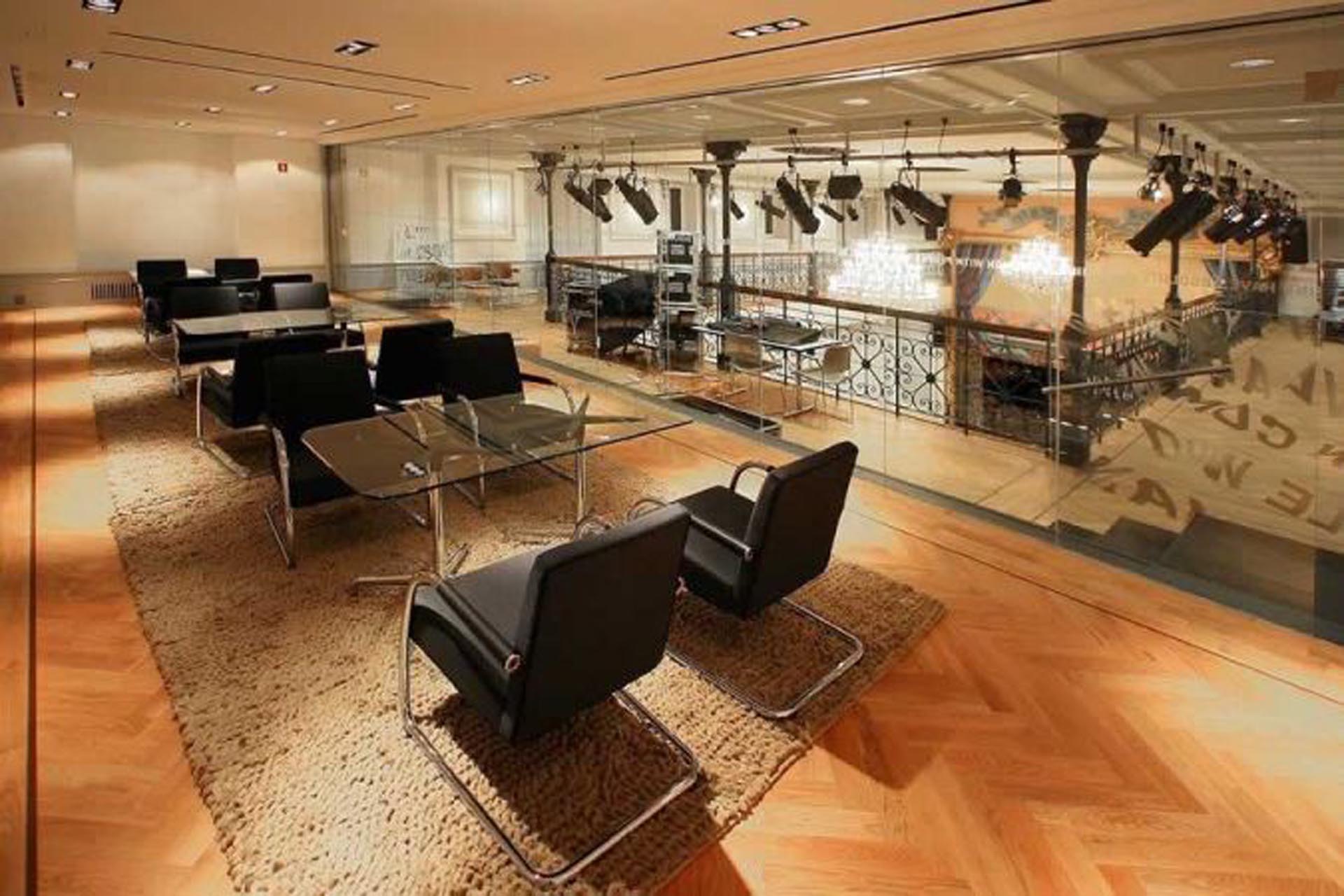 <p>The balcony skybox can be used as a glass-walled salon for up to 20 people.</p>
