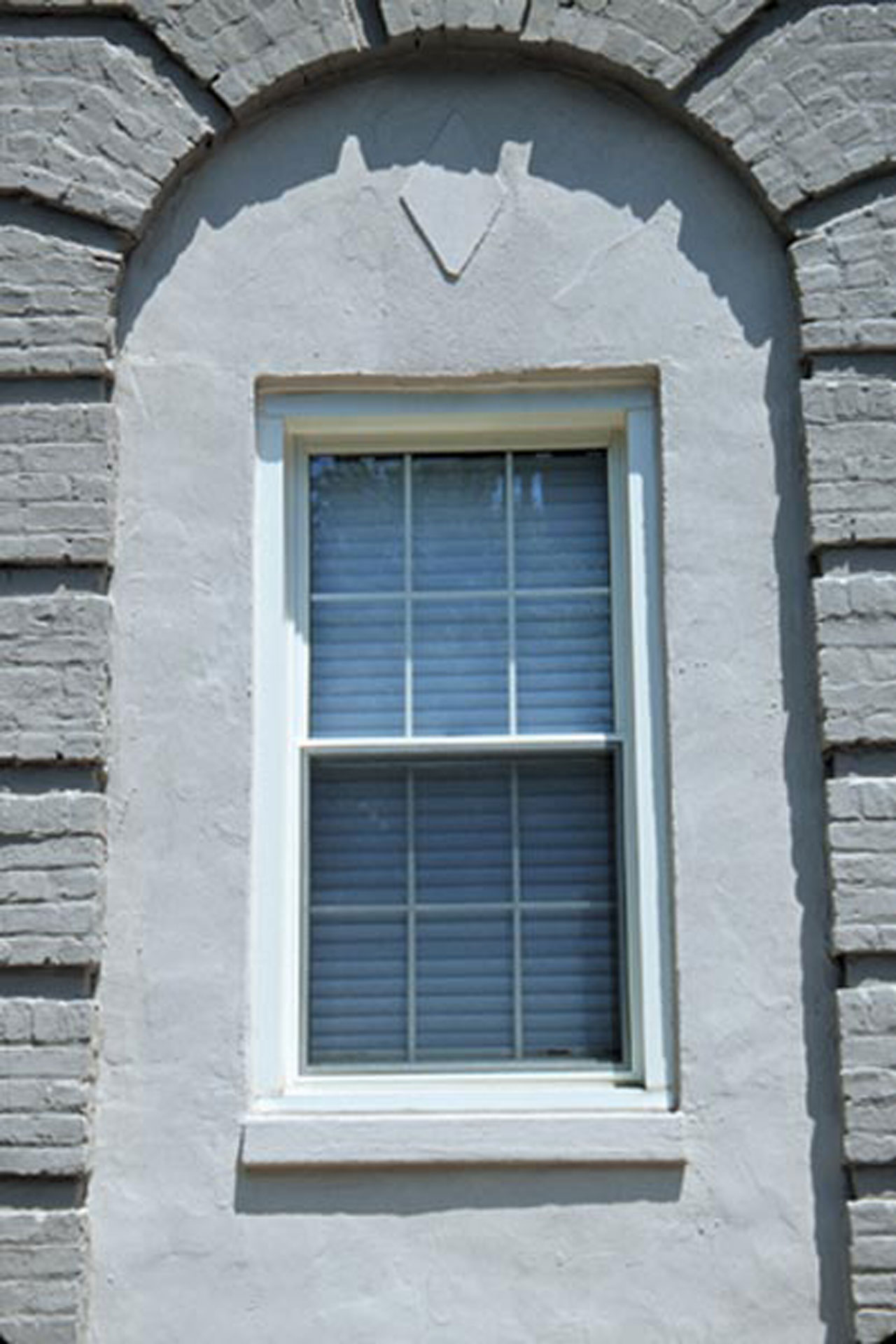 <p>Thermally insulated double-paned aluminum windows reduced noise transmission.</p>
