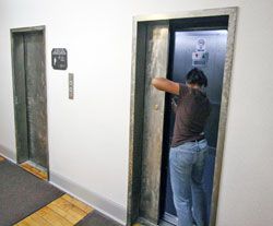 An elevator closing on a people