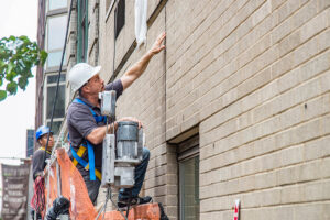 Hands-on FISP inspection by QEWI on motorized scaffold.